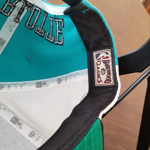 New Era HardWood Classics Charlotte Hornets Snapback Hat🏀🐝 - Picture 9 of 10